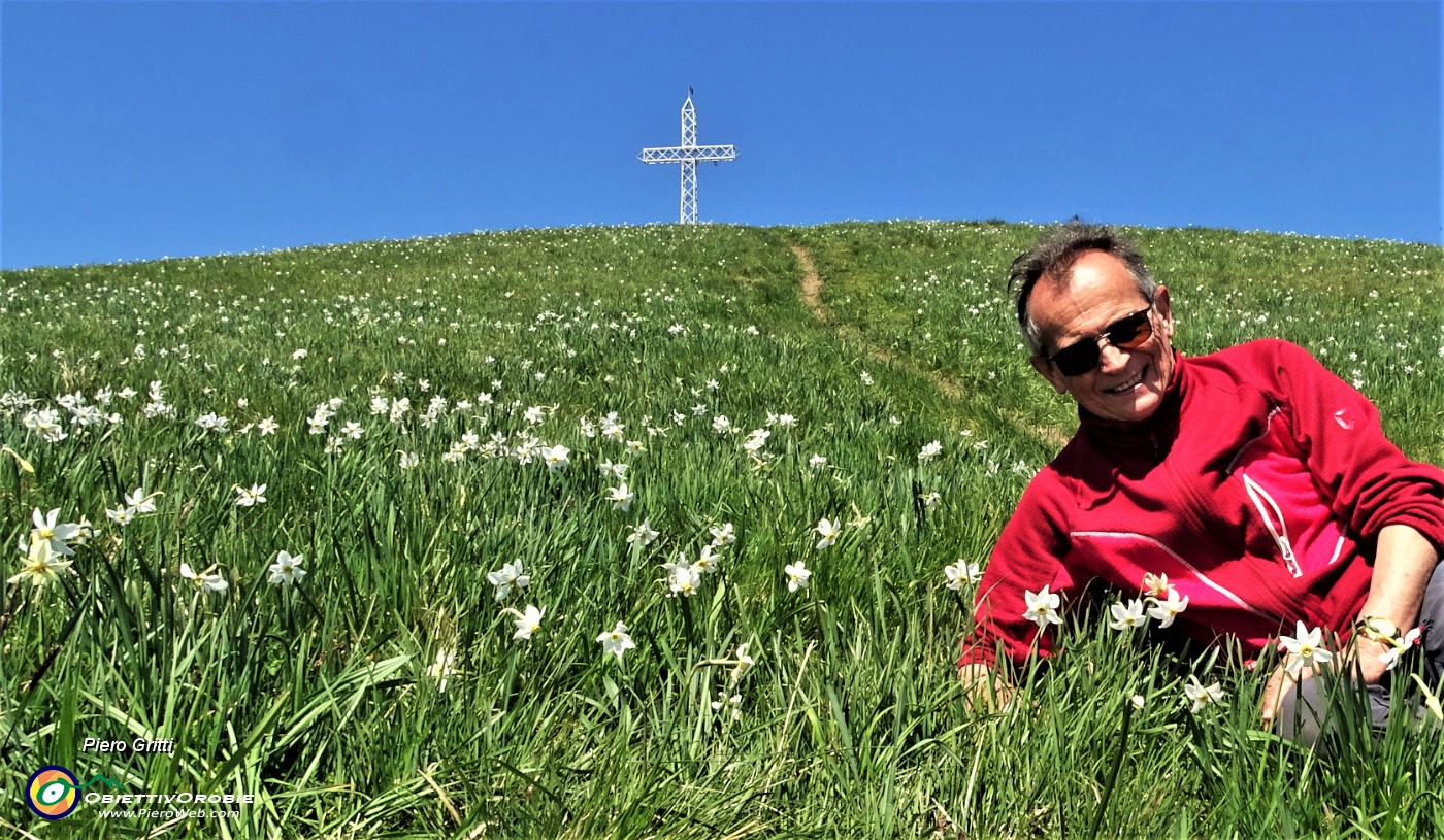 04 Tra i narcisi in fiore in Linzone dopo due mesi di 'io resto in casa'.JPG